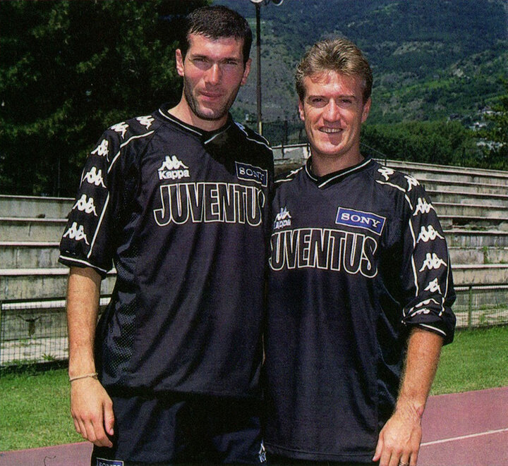 HLV Didier Deschamps (phải) và Zinedine Zidane (trái) ngày còn chơi tại Juventus.