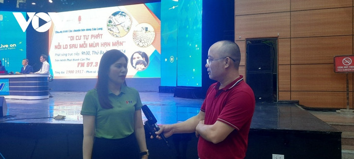 Nhà báo Cao Huyền Trang - biên tập viên Đài PTTH Phú Thọ trả lời phỏng vấn phóng viên VOV.