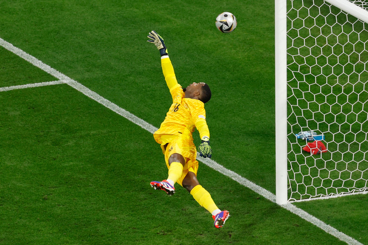 Thủ môn Pháp bất lực trước cú sút quá khó của Yamal. (Ảnh: Reuters)