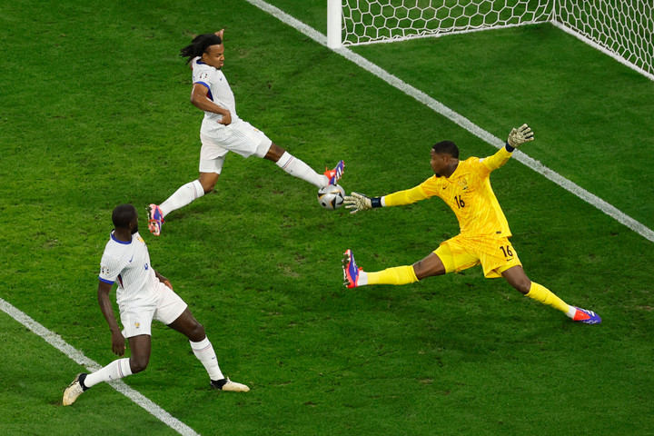 Pha xử lý quá hay của Olmo buộc Kounde phản lưới. (Ảnh: Reuters)