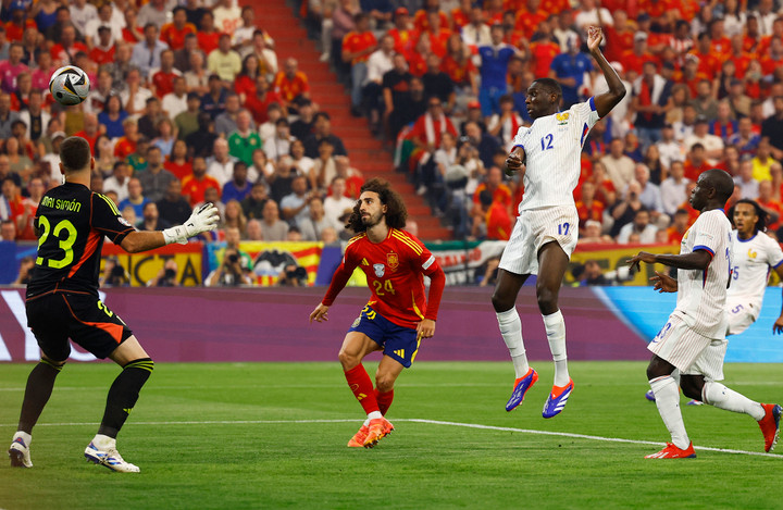 Muani lùi vào khoảng trống giữa Cucurella và Laporte để đánh đầu ghi bàn. (Ảnh: Reuters)