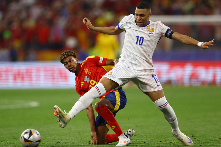 Mbappe hiếm khi ưu tiên phối hợp với đồng đội. (Ảnh: Reuters)