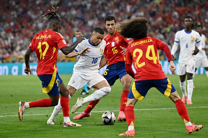 Đội tuyển Pháp duy trì sức ép. (Ảnh: Reuters)