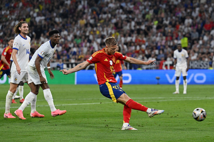 Olmo vượt qua Tchouameni và tung cú dứt điểm. (Ảnh: Reuters)