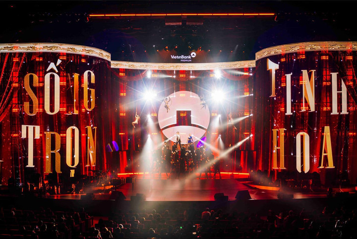 Toàn cảnh sân khấu Sống trọn tinh hoa.