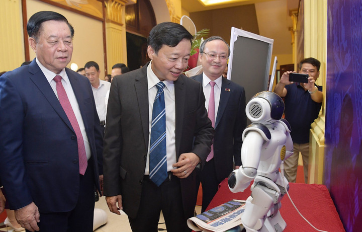 Nhằm nâng cao hơn nữa vai trò, vị thế của phát thanh Việt Nam trong thời kỳ mới, ông Nguyễn Trọng Nghĩa đề nghị hệ thống phát thanh từ Trung ương tới cơ sở thường xuyên quán triệt, nắm chắc đường lối chủ trương của Đảng và Nhà nước, nắm vững quan điểm mục tiêu xây dựng nền báo chí cách mạng chuyên nghiệp, nhân văn, hiện đại; thực hiện đúng tôn chỉ mục đích; ngành phát thanh cần chủ động kịp thời sáng tạo hơn nữa trong công tác thông tin tuyên truyền; nghiên cứu triển khai sâu rộng có hiệu quả chiến lược chuyển đổi số trong lĩnh vực phát thanh,...