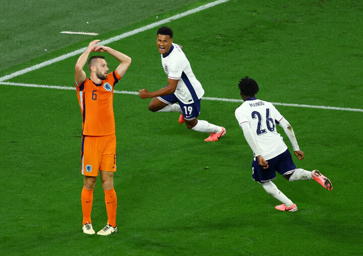 Kobbie Mainoo và Ollie Watkins ăn mừng bàn ấn định tỉ số 2-1 cho Tam Sư.