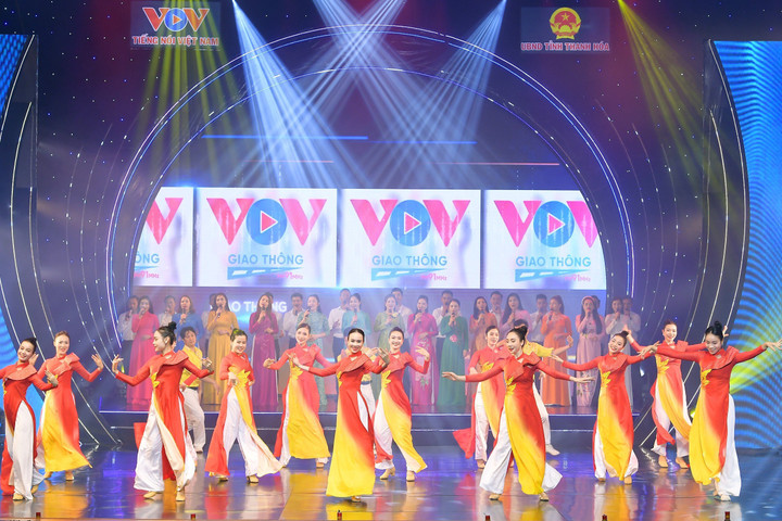 Lễ khai mạc còn ghi dấu với các tiết mục nghệ thuật ca ngợi Đảng, ca ngợi đất nước, ca ngợi ngành phát thanh và tôn vinh những người làm báo phát thanh.