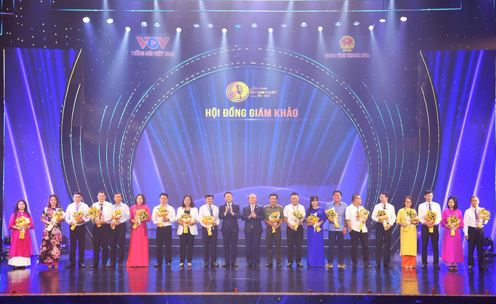 Ông Đỗ Tiến Sỹ, Uỷ viên Trung ương Đảng, Tổng Giám đốc Đài Tiếng nói Việt Nam, Trưởng ban chỉ đạo Liên hoan Phát thanh toàn quốc lần thứ XVI và ông Đỗ Minh Tuấn, Chủ tịch UBND tỉnh Thanh Hoá tặng hoa cho Hội đồng giám khảo.