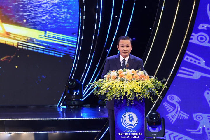 Ông Đỗ Minh Tuấn, Phó Bí thư Tỉnh ủy, Chủ tịch UBND tỉnh Thanh Hóa phát biểu chào mừng Liên hoan. Nhân ngày vui của đội ngũ những người làm báo phát thanh toàn quốc, Chủ tịch UBND tỉnh Thanh Hóa gửi đến đội ngũ những người làm báo trong cả nước lời cảm ơn chân thành, lời tri ân sâu sắc.