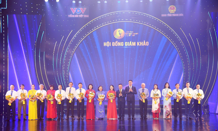 Ủy viên Trung ương Đảng, Phó Trưởng Ban Tuyên giáo Trung ương, Chủ tịch Hội Nhà báo Việt Nam, Tổng Biên tập Báo Nhân Dân Lê Quốc Minh và Uỷ viên Trung ương Đảng, Tổng Giám đốc Đài Truyền hình Việt Nam Lê Ngọc Quang tặng hoa cho Hội đồng giám khảo.