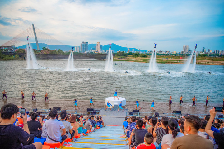 Show diễn Awaken River hấp dẫn du khách tại Da Nang Downtown.