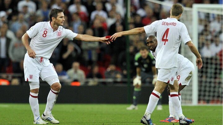 Frank Lampard và Steven Gerrard trong màu áo Tam Sư.