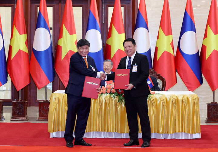 Vietjet và Bộ Công chính & Vận tải Lào trao thoả thuận tăng cường kết nối vận tải hàng không Việt Nam - Lào trước sự chứng kiến của Chủ tịch nước Tô Lâm; Tổng Bí thư, Chủ tịch nước Lào Thongloun Sisoulith cùng lãnh đạo cấp cao hai nước.