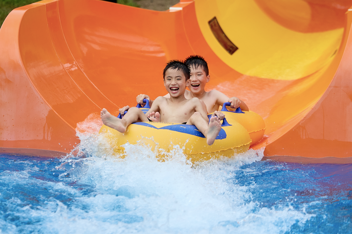 Du khách hào hứng với các trò chơi tại công viên nước Sun World Sam Son.