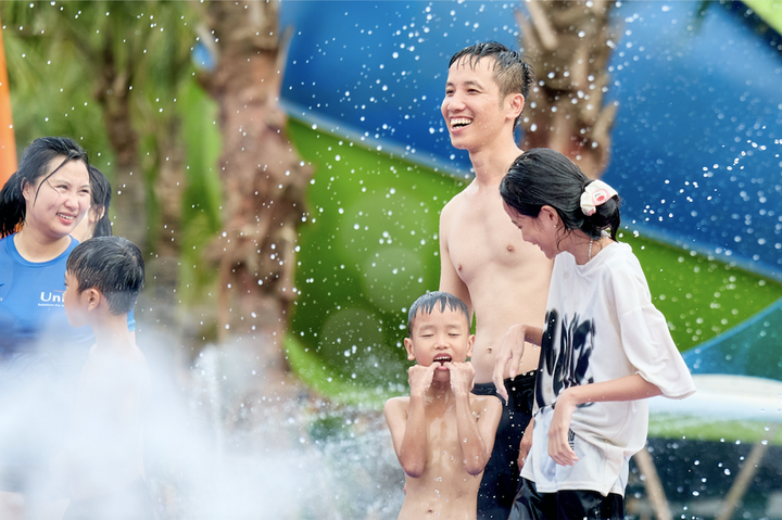 Công viên áp dụng mức giá dành cho người dân thường trú tại Thanh Hóa: 250.000 đồng/người lớn và 200.000 đồng/trẻ em.