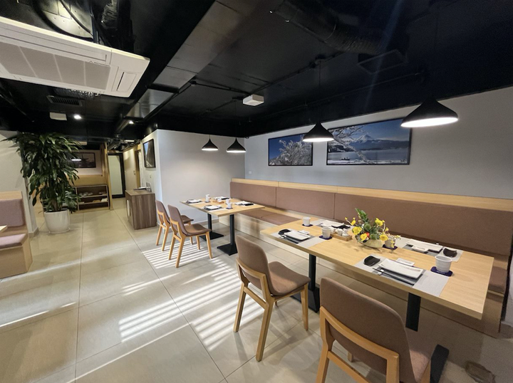 Khu vực ăn chung tại Nesta Kawa Japanese Restaurant.