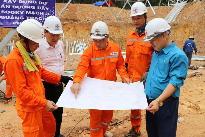 EVN đẩy nhanh tiến độ thi công các dự án nguồn và lưới điện trọng điểm - 2