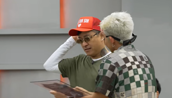 Jun Phạm "đòi nợ", ép Tuấn Hưng ký xác nhận chung đội.