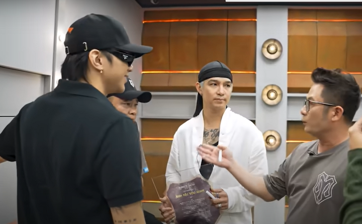 NSND Tự Long bị các anh tài vây kín để "giành giật".