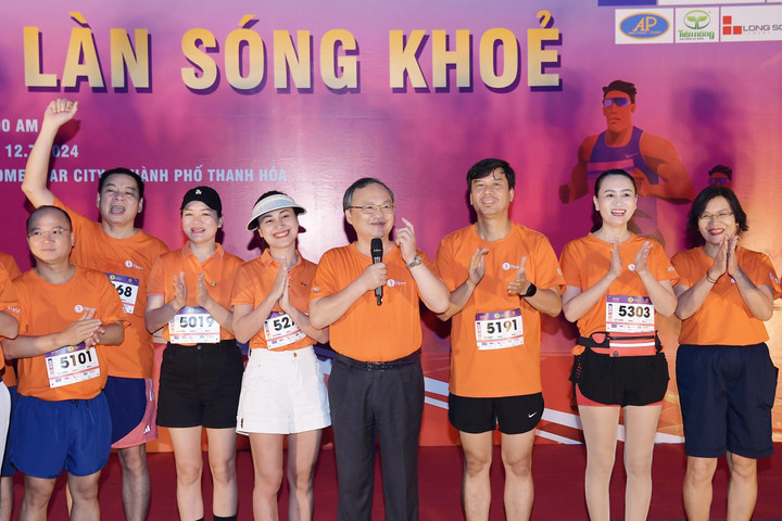 Tổng Giám đốc Đài Tiếng nói Việt Nam (VOV) Đỗ Tiến Sỹ phát động giải chạy và động viên các vận động viên trước thời điểm xuất phát.