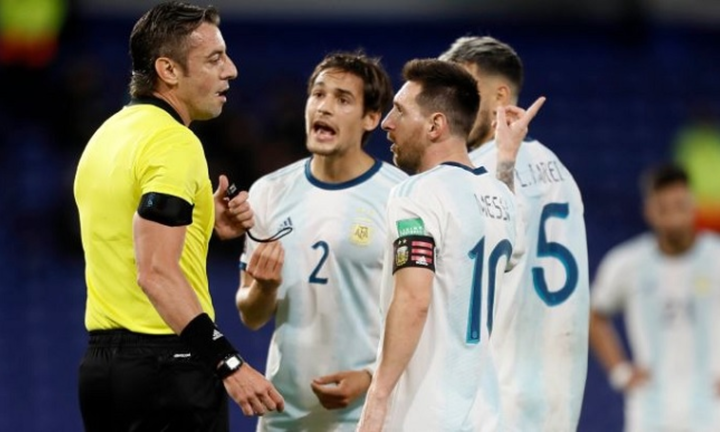 Lionel Messi phản ứng gay gắt với ông Raphael Claus.