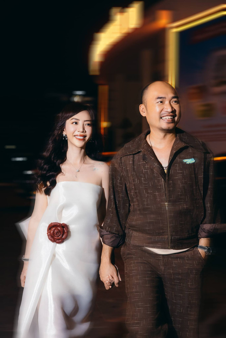 Tiến Luật góp mặt trong "Anh trai vượt ngàn chông gai" khiến nhiều người bất ngờ. Nam diễn viên nhiều lần giới thiệu bà xã Thu Trang là "trưởng câu lạc bộ fan" và luôn ủng hộ chồng.