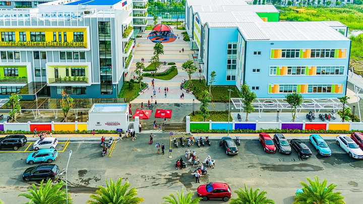 Hấp lực lớn nhất của The Beverly thời điểm này đến từ gói quà tặng học bổng Vinschool trị giá tới hơn 300 triệu đồng.