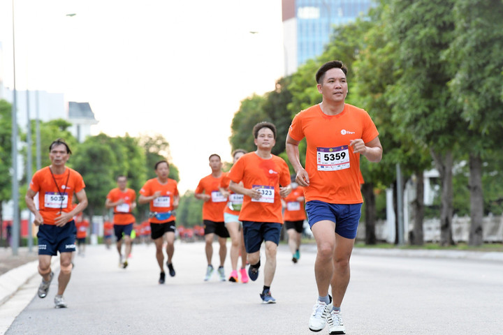 Các vận động viên tham gia cự ly 5km được phát áo thi đấu, số BIB đeo trước ngực.