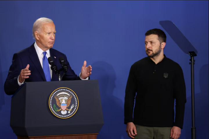 Tổng thống Mỹ Joe Biden phát biểu bên cạnh Tổng thống Tổng thống Ukraine Volodymyr Zelensky tại hội nghị thượng đỉnh NATO ở Washington (Mỹ), ngày 11/7. (Ảnh: Reuters)