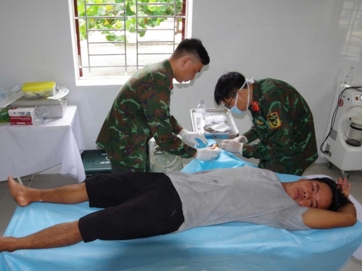 Quân y đảo Sơn Ca phẫu thuật cho bệnh nhân Doanh (Ảnh: Nguyễn Ninh)