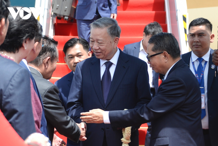 Bộ trưởng cao cấp phụ trách Hoàng cung Kuy Sophal giời thiệu đoàn đón Chủ tịch nước Tô Lâm.