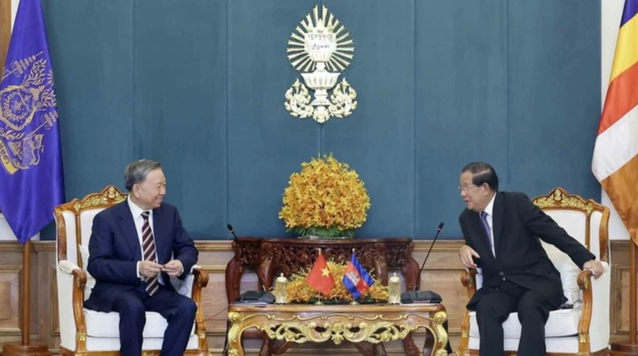 Chủ tịch nước Tô Lâm và Chủ tịch Đảng CPP, Chủ tịch Thượng viện Campuchia Samdech Techo Hun Sen. (Ảnh: TTXVN)