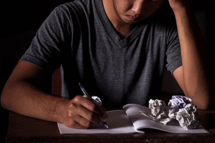 Liu bị giữ 4 ngày trong "ngục tối" không có điện, máy tính hay điện thoại. (Ảnh: SCMP composite/Shutterstock)