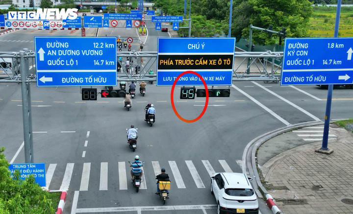 Đèn giao thông vừa được điều chỉnh đèn đếm ngược tại giao lộ Mai Chí Thọ - Tố Hữu theo hướng không có giây đếm ngược đèn đỏ.