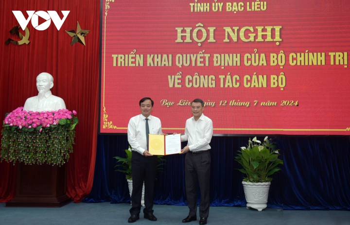 Trưởng Ban Tổ chức Trung ương Lê Minh Hưng (phải) trao quyết định của Bộ Chính trị cho ông Huỳnh Quốc Việt.