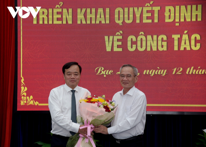 Bí thư Tỉnh ủy Bạc Liêu Lữ Văn Hùng (bìa phải) tặng hoa cho chúc mừng tân Phó Bí thư Tỉnh ủy Bạc Liêu Huỳnh Quốc Việt.