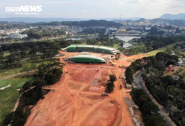 Tòa nhà câu lạc bộ golf trong Đồi Cù Đà Lạt do Công ty cổ phần Hoàng Gia ĐL làm chủ đầu tư bị UBND tỉnh Lâm Đồng yêu cầu tháo dỡ các hạng mục công trình xây không phép, sai phép hồi tháng 1/2024. (Ảnh minh họa)