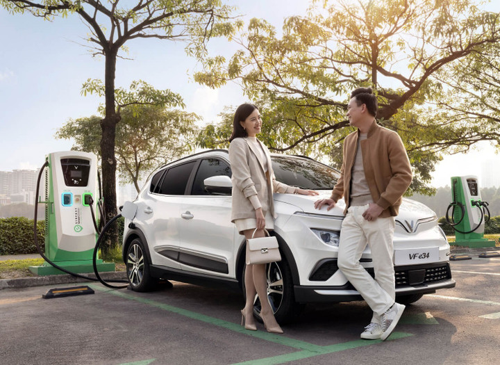 VinFast hỗ trợ sạc xe điện miễn phí trong 1-2 năm đầu.