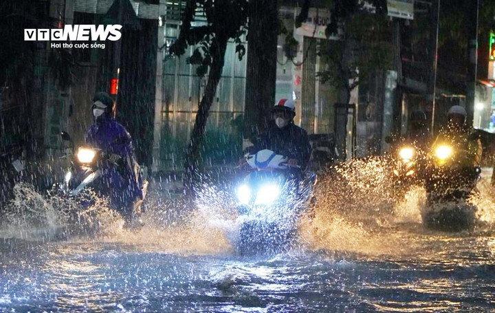 Thời tiết TP.HCM hôm nay 13/7, chiều tối và tối mưa rải rác trên diện rộng.