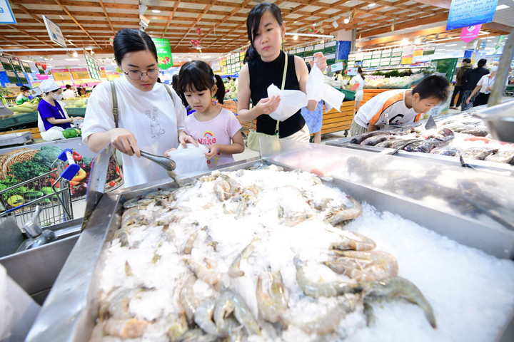 Phiên chợ đồng giá thu hút khách hàng. (Ảnh: Quang Định)