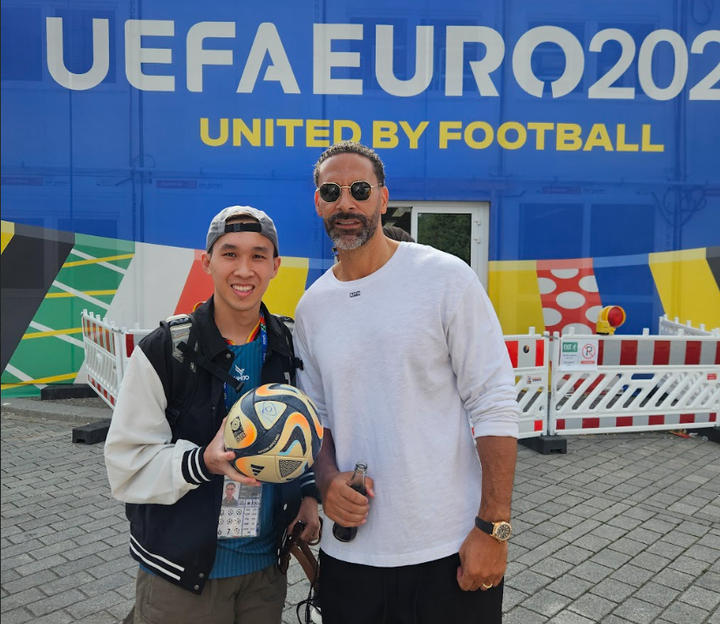 Phat Freestyle và Rio Ferdinand chụp hình lưu niệm.