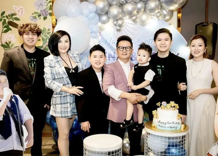 "Mẹ tôi vẫn giúp tôi chăm lo nhà cửa ở Mỹ, thường nấu những món ăn ngon cho con trai và các cháu. Còn Trizzie Phương Trinh và bạn gái luôn chăm sóc rất tốt cho các con để tôi yên tâm làm nghệ thuật. Nhờ có mẹ, bạn gái và vợ cũ lo liệu mọi chuyện, tôi mới có thể tập trung làm nghề và mạnh dạn tham gia cuộc thi "Anh trai vượt ngàn chông gai", nam ca sĩ nói.