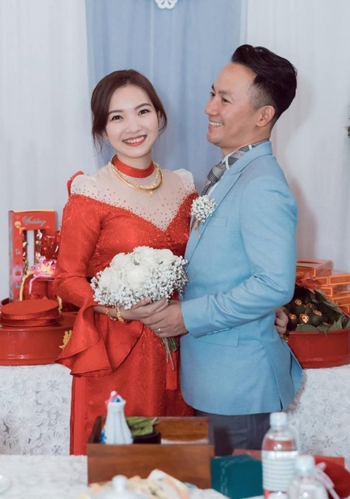 Hiện tại, Tiến Đạt được ngưỡng mộ vì hôn nhân viên mãn bên bà xã kém 10 tuổi cùng hai con nhỏ đáng yêu. Nam rapper cho biết vợ luôn đồng hành cùng những quyết định của chồng trong sự nghiệp. Thời gian này, anh luôn được bà xã ủng hộ và sát cánh khi tham gia "Anh trai vượt ngàn chông gai".