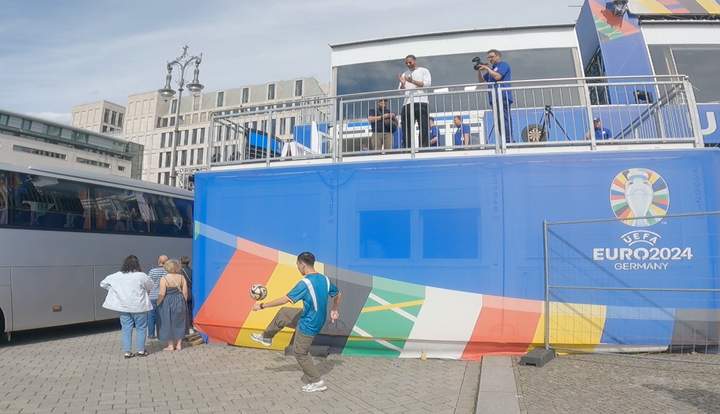 Ngọc Phát biểu diễn tâng bóng nghệ thuật, giao lưu cùng Rio Ferdinand.