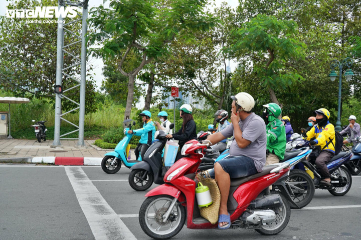 Dù mới thí điểm điều chỉnh lại đèn giao thông tại giao lộ Mai Chí Thọ - Tố Hữu, nhưng người dân chấp hành nghiêm túc.
