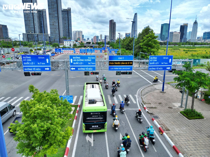 Theo quan sát, sau khi điều chỉnh đèn giao thông đếm ngược, ngã tư Mai Chí Thọ - Tố Hữu hạn chế được tình trạng tài xế cố vượt đèn đỏ.