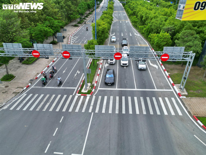 Tài xế dừng đèn đỏ đúng làn, đúng vạch tại giao lộ Mai Chí Thọ - Tố Hữu.