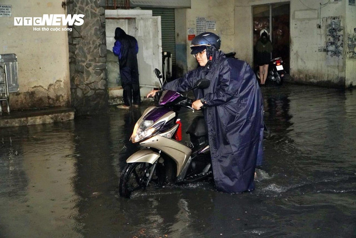 Thời tiết TP.HCM hôm nay 12/7, về chiều tối có mưa trên diện rộng, nguy cơ ngập úng ở những nơi vùng trũng thấp.