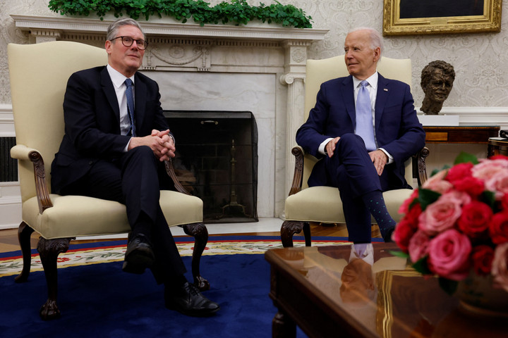 Thủ tướng Anh Keir Starmer (bên trái) trong cuộc hội đàm với Tổng thống Mỹ Joe Biden tại Nhà Trắng hôm 10/7. (Ảnh: Reuters)